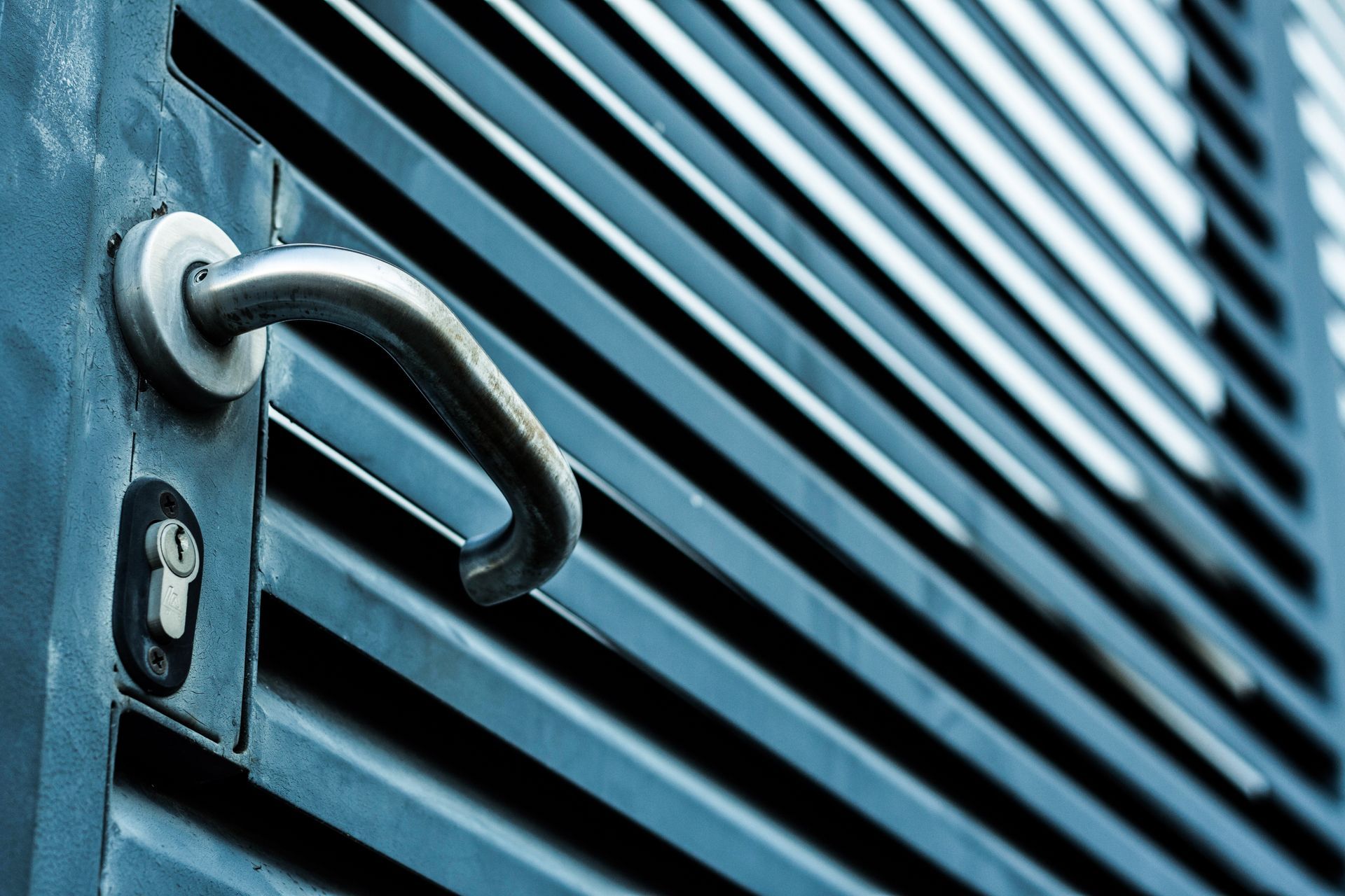 Steel handle and lock cylinder on a commercial door