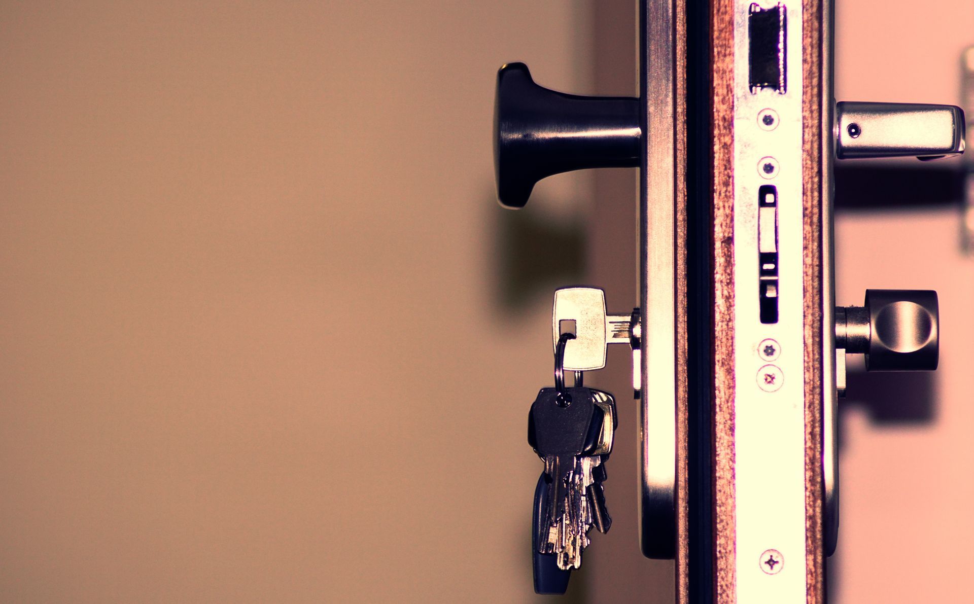 Door-edge lock hardware with keys