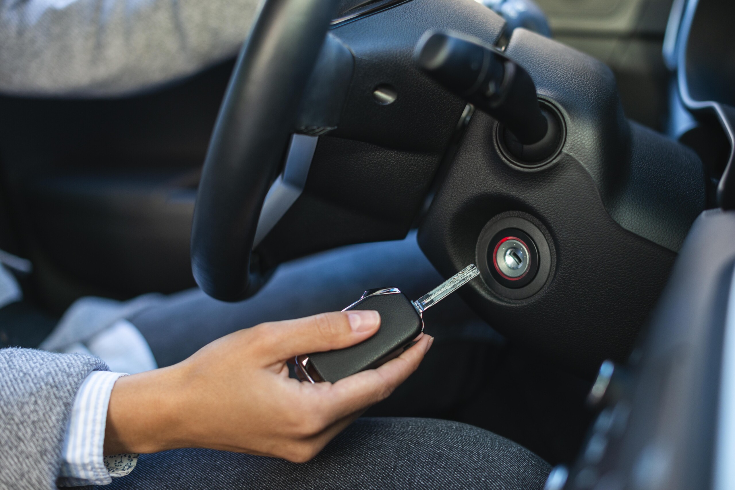 side-view-businesswoman-using-keys-turn-car (1)